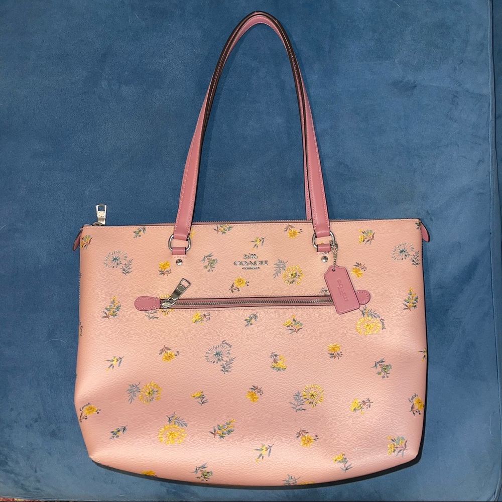 Coach

GALLERY TOTE WITH DANDELION FLORAL PRINT